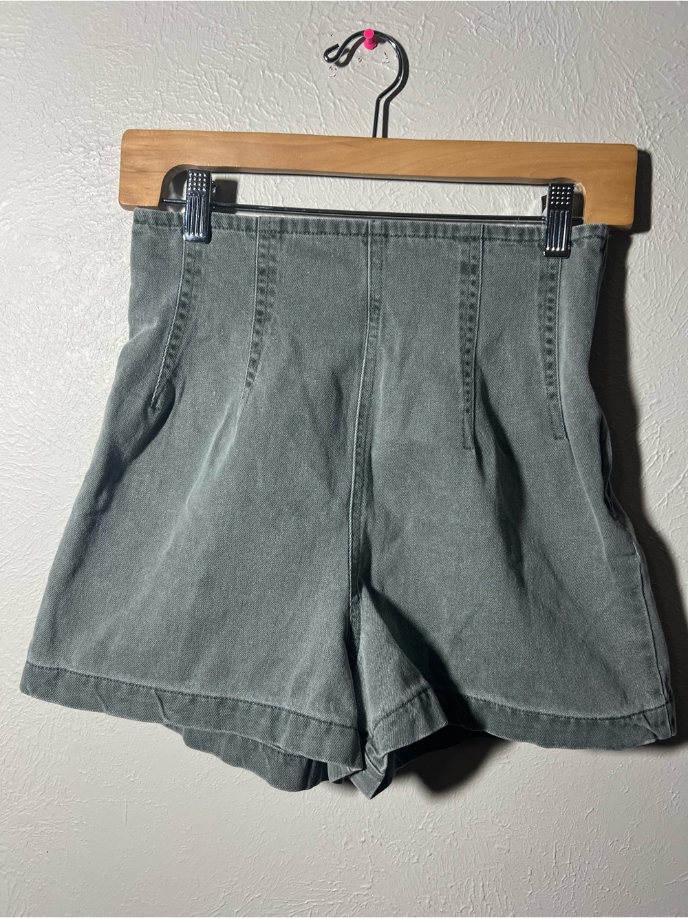 Vintage Vivre 90s High-Waist Pleated Casual Women's Shorts in Slate Green size 7